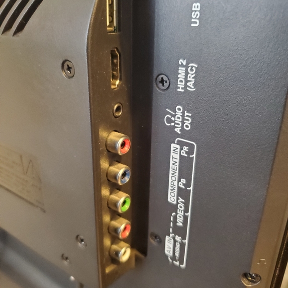 Insignia 19" LED TV NS-19E310A13 W/Remote - Picture 13 of 16